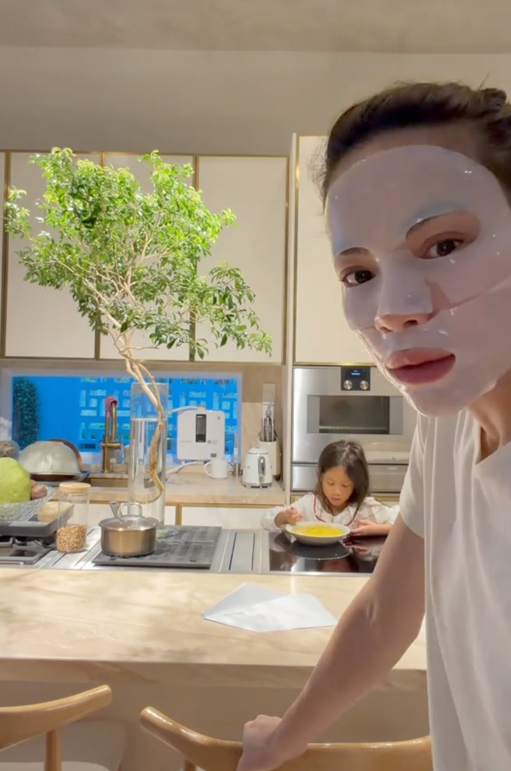 Dậy từ 5 giờ sáng làm bánh cùng mẹ, dạy mẹ ngoại ngữ: Bé Lisa - con gái Hà Hồ mới 6 tuổi khiến dân mạng thích thú vì quá lanh lợi- Ảnh 3.