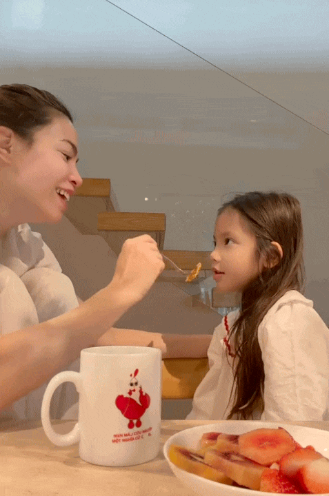 Dậy từ 5 giờ sáng làm bánh cùng mẹ, dạy mẹ ngoại ngữ: Bé Lisa - con gái Hà Hồ mới 6 tuổi khiến dân mạng thích thú vì quá lanh lợi- Ảnh 4.