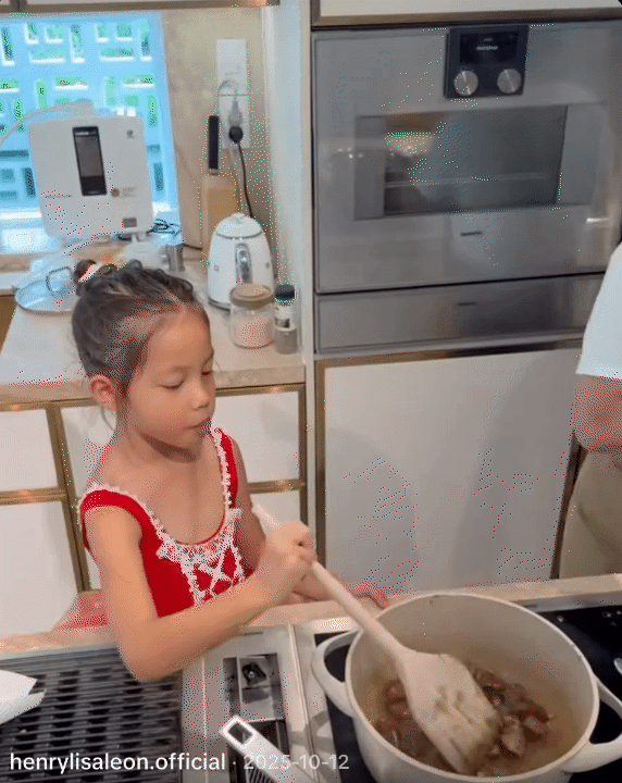 Dậy từ 5 giờ sáng làm bánh cùng mẹ, dạy mẹ ngoại ngữ: Bé Lisa - con gái Hà Hồ mới 6 tuổi khiến dân mạng thích thú vì quá lanh lợi- Ảnh 6.