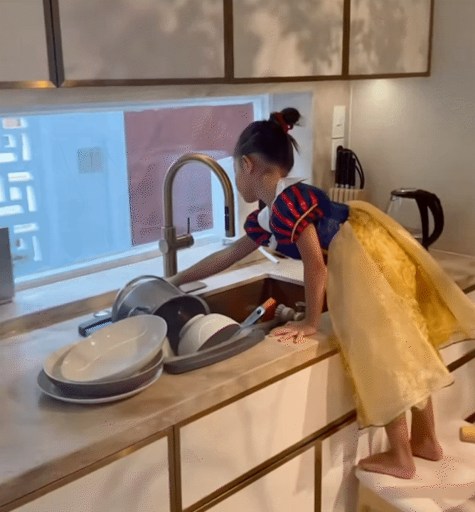 Dậy từ 5 giờ sáng làm bánh cùng mẹ, dạy mẹ ngoại ngữ: Bé Lisa - con gái Hà Hồ mới 6 tuổi khiến dân mạng thích thú vì quá lanh lợi- Ảnh 5.