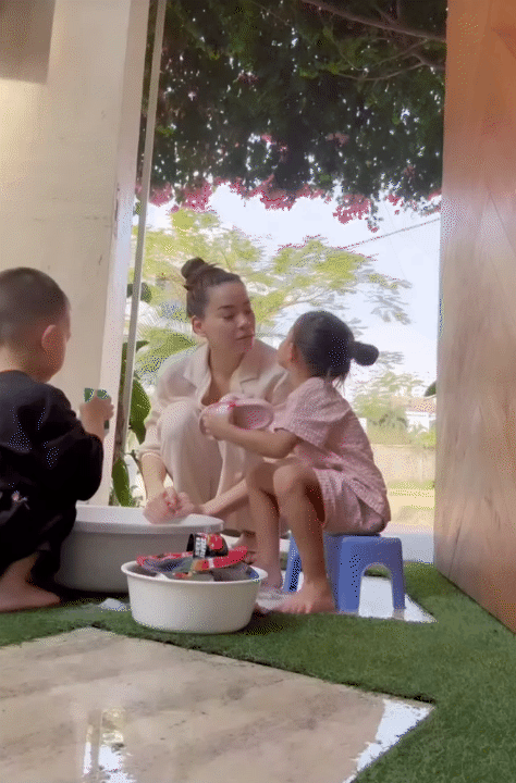 Dậy từ 5 giờ sáng làm bánh cùng mẹ, dạy mẹ ngoại ngữ: Bé Lisa - con gái Hà Hồ mới 6 tuổi khiến dân mạng thích thú vì quá lanh lợi- Ảnh 8.