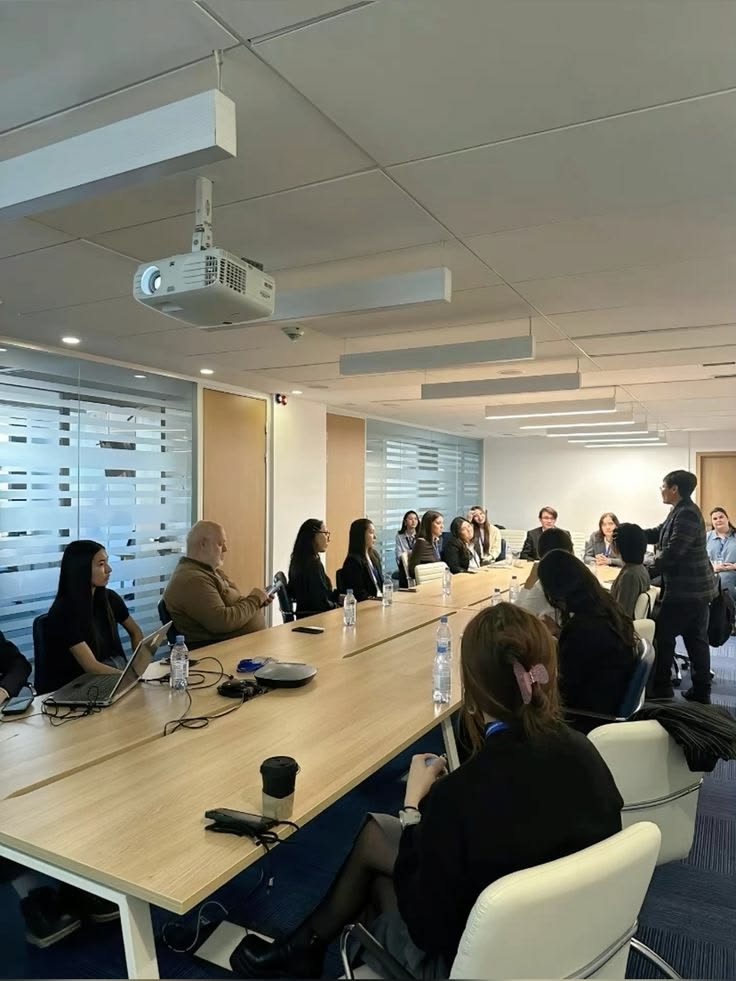 Hoang tưởng công sở - Khái niệm mới đang ám ảnh dân văn phòng- Ảnh 2.