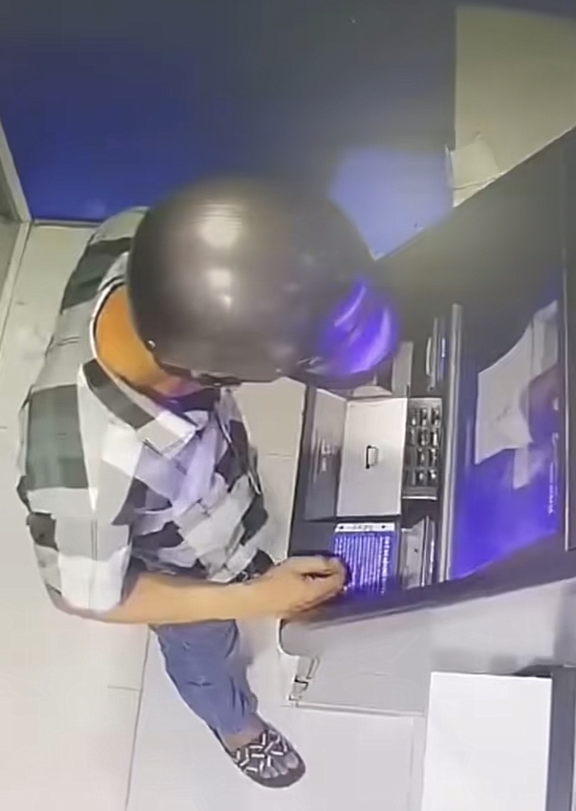Cần làm gì khi phát hiện tiền nhả ra từ cây ATM? - Ảnh 1.