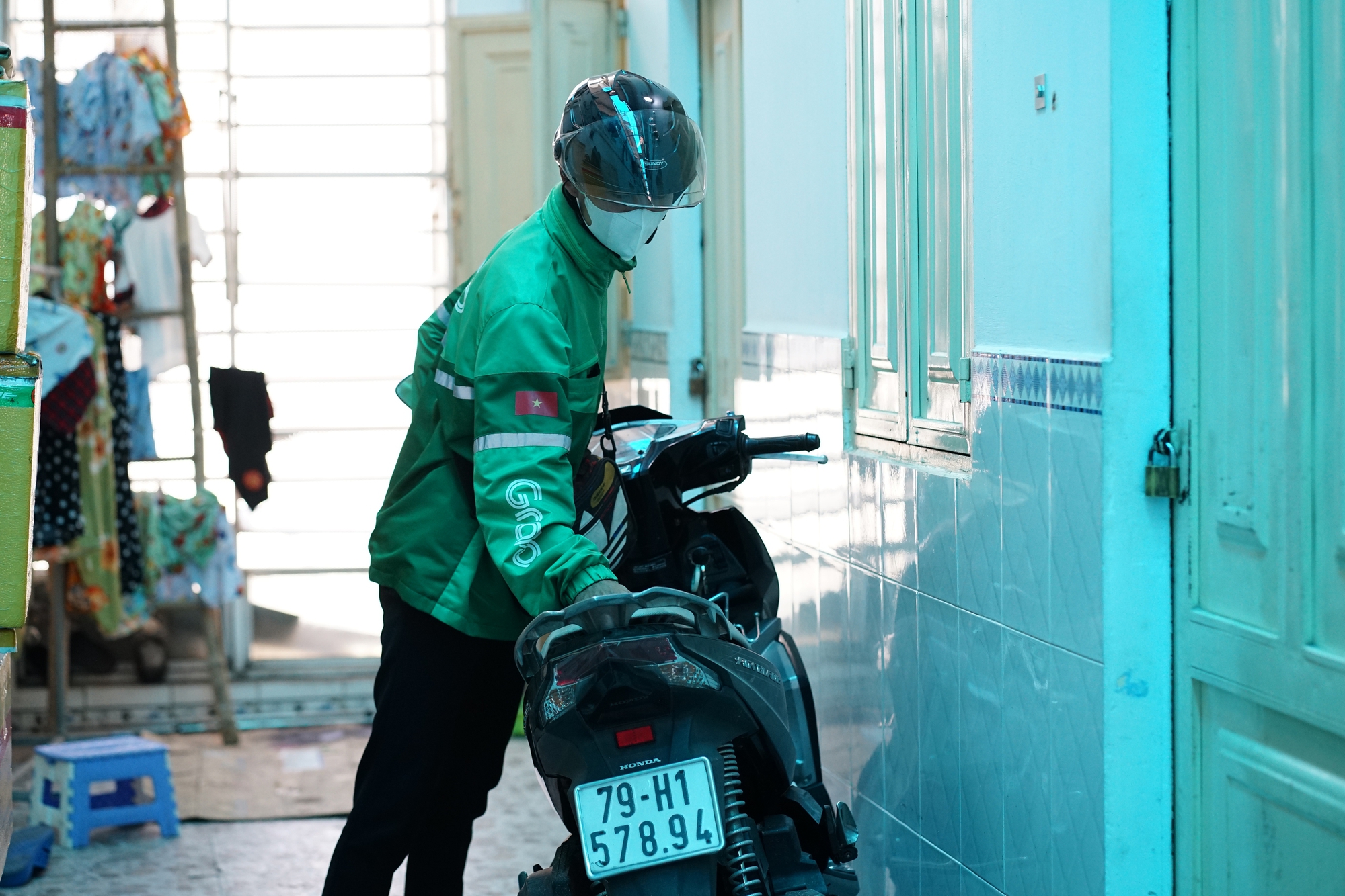 Chuyến xe 36 ngàn đồng giúp bé gái tìm cha của Trần Phi Vũ: "Đôi lúc cũng chạnh lòng vì hoàn cảnh mình khó khăn nên không giúp được nhiều"- Ảnh 3.