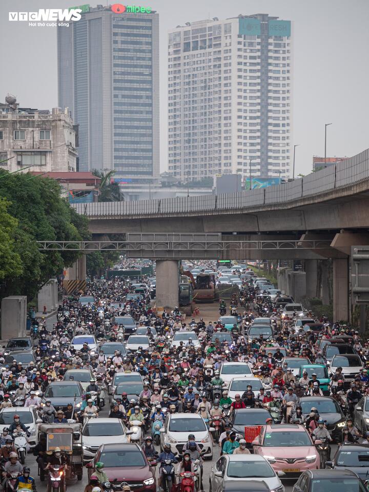 Phố trung tâm Hà Nội bị đào xới: Hệ quả của việc hạ tầng 'chạy sau' phát triển đô thị- Ảnh 2.