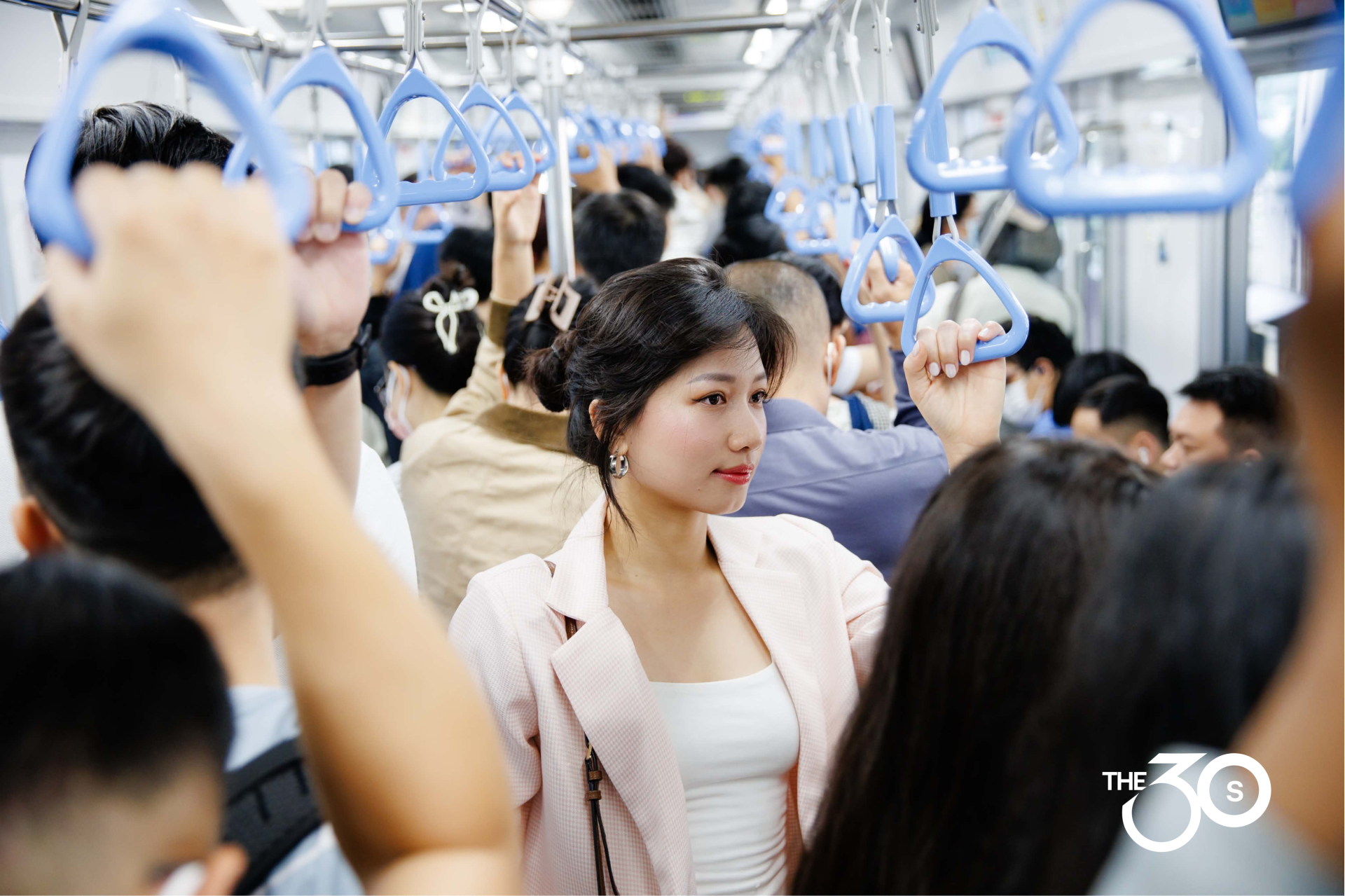 Cất ô tô đi metro, “chị Dung” ở TP.HCM tiết kiệm 52 triệu một năm: Mua vàng, ăn sang cũng thấy an tâm hẳn - Ảnh 1.