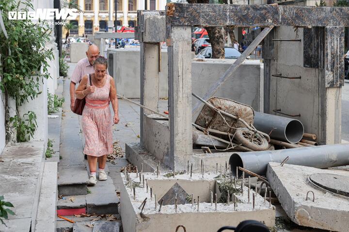 Phố trung tâm Hà Nội bị đào xới: Hệ quả của việc hạ tầng 'chạy sau' phát triển đô thị- Ảnh 1.