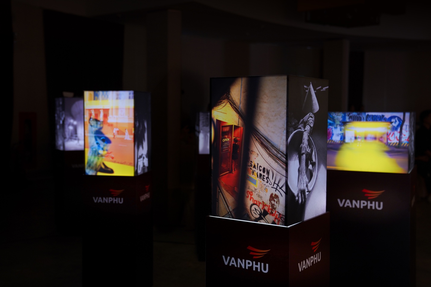 Văn Phú kể chuyện “vị nhân sinh” qua triển lãm đa giác quan - Ảnh 4.