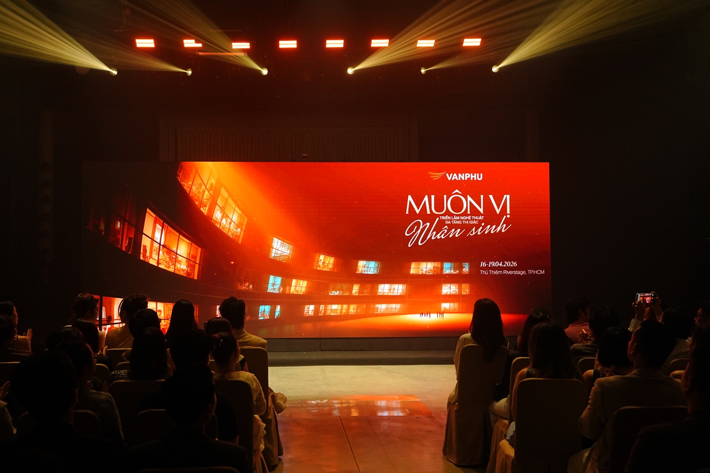 Văn Phú kể chuyện “vị nhân sinh” qua triển lãm đa giác quan - Ảnh 8.