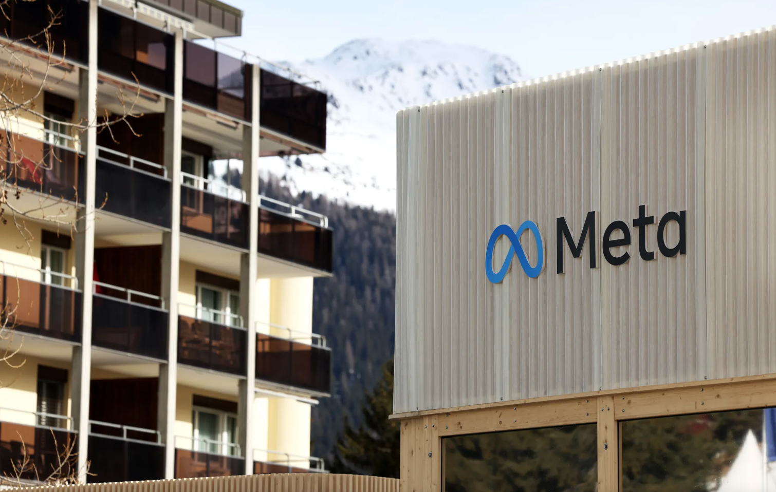 Vì đâu công ty mẹ Facebook chuẩn bị sa thải 8.000 người? - Ảnh 1.