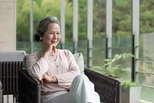 Dù bạn tin hay không, phụ nữ sau 65 tuổi cơ bản đều có 6 hiện trạng này - Ảnh 1.