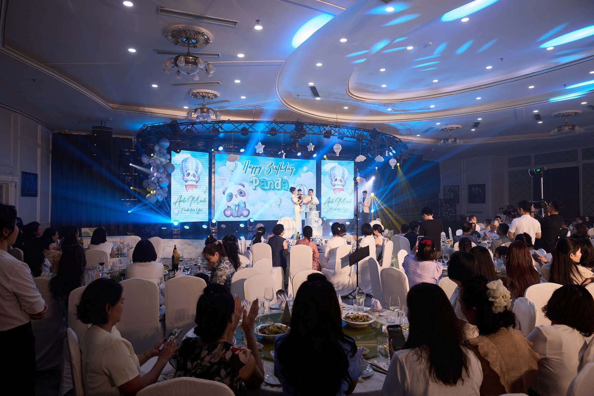 Bé Panda tròn 1 tuổi: Tiệc thôi nôi tổ chức tại dinh thự hoành tráng, màn "chốt mic" của quý tử nhà nữ MC gây sốt- Ảnh 5.