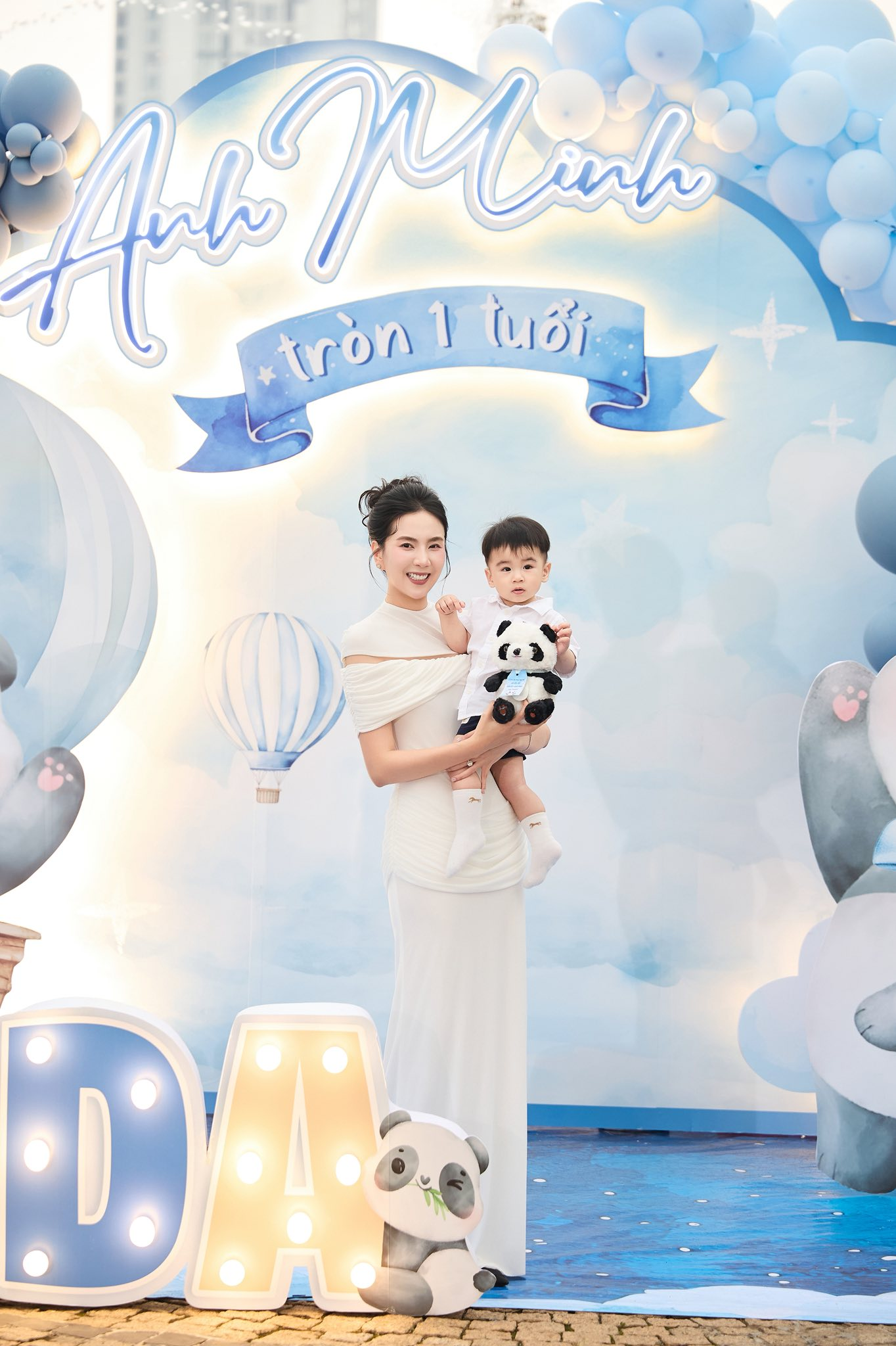 Bé Panda tròn 1 tuổi: Tiệc thôi nôi tổ chức tại dinh thự hoành tráng, màn "chốt mic" của quý tử nhà nữ MC gây sốt - Ảnh 11.