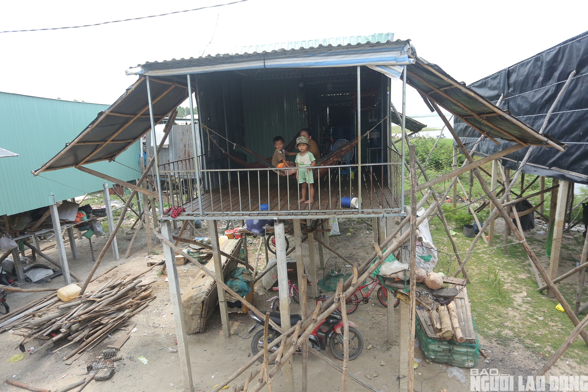 Chật vật mưu sinh ở xóm Việt kiều ven hồ Dầu Tiếng 2026 - Ảnh 4.