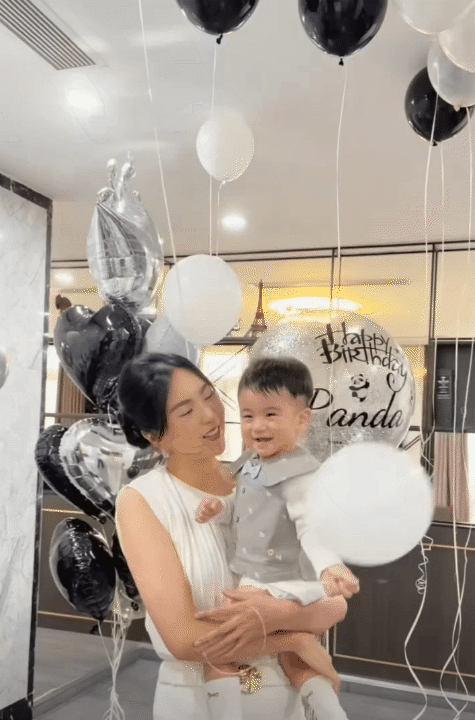 Bé Panda tròn 1 tuổi: Tiệc thôi nôi tổ chức tại dinh thự hoành tráng, màn "chốt mic" của quý tử nhà nữ MC gây sốt - Ảnh 4.
