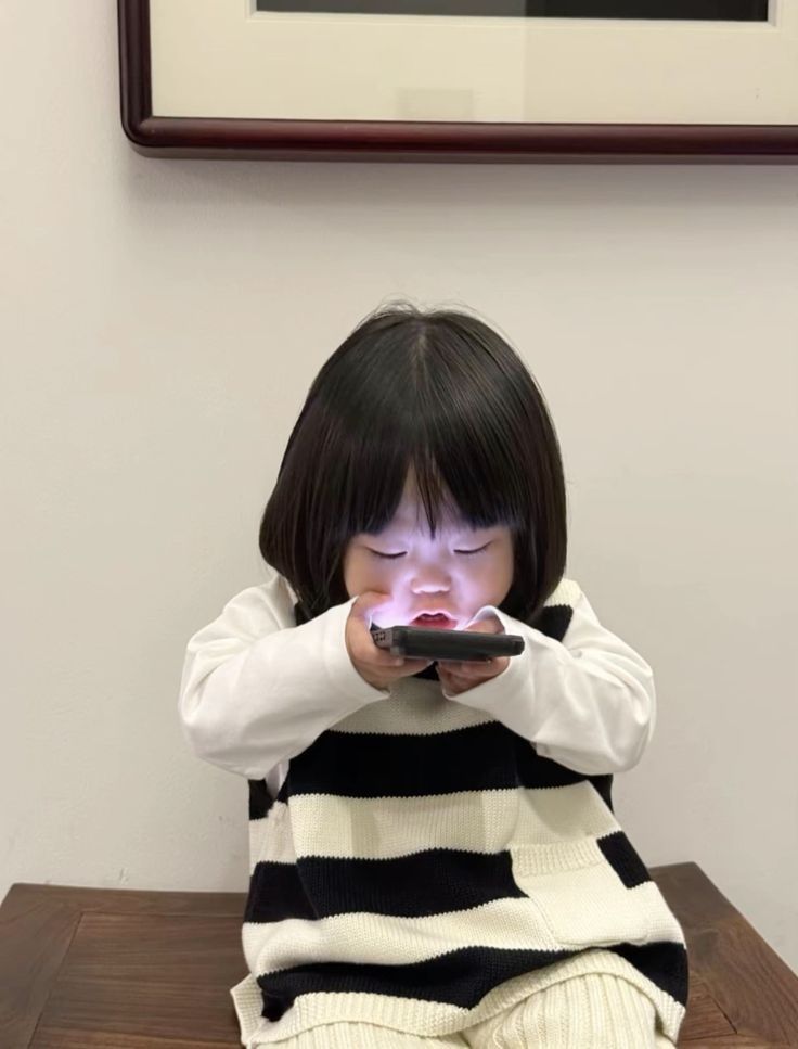 Cảnh báo cho các gia đình có con dùng điện thoại hơn 2 tiếng mỗi ngày - Ảnh 1.