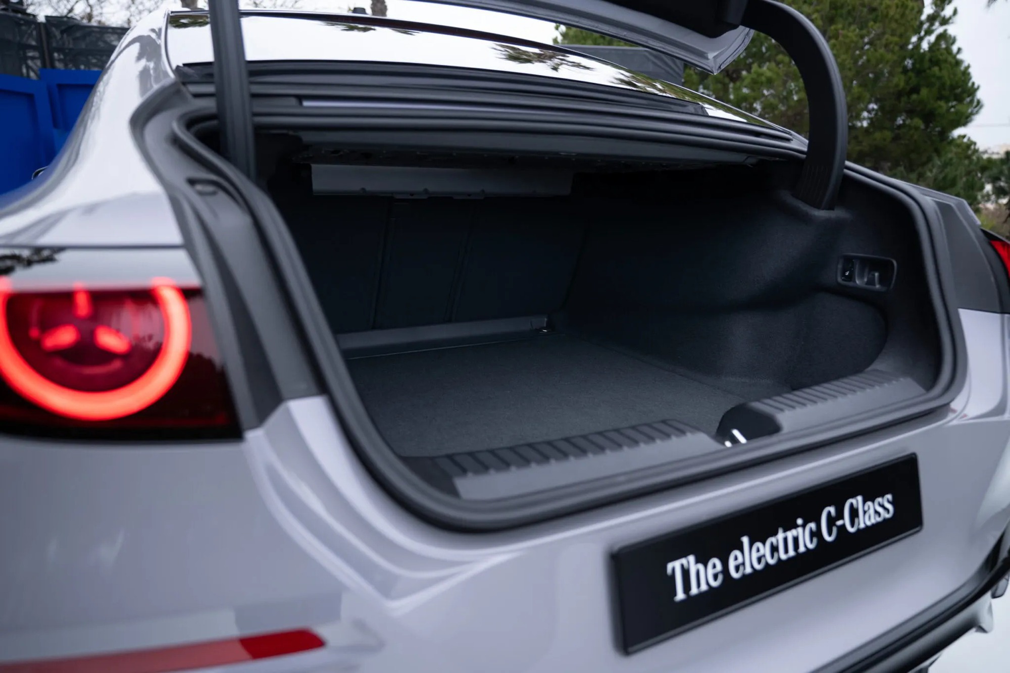 Mercedes-Benz tiếp tục tung một mẫu xe điện mới ra thị trường: Tăng tốc lên 100km trong 3,9s, 1 lần sạc đầy đi được từ Hà Nội vào đến Đà Nẵng  - Ảnh 10.