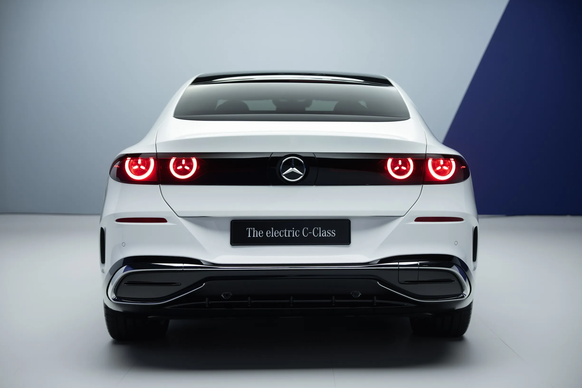 Mercedes-Benz tiếp tục tung một mẫu xe điện mới ra thị trường: Tăng tốc lên 100km trong 3,9s, 1 lần sạc đầy đi được từ Hà Nội vào đến Đà Nẵng  - Ảnh 5.