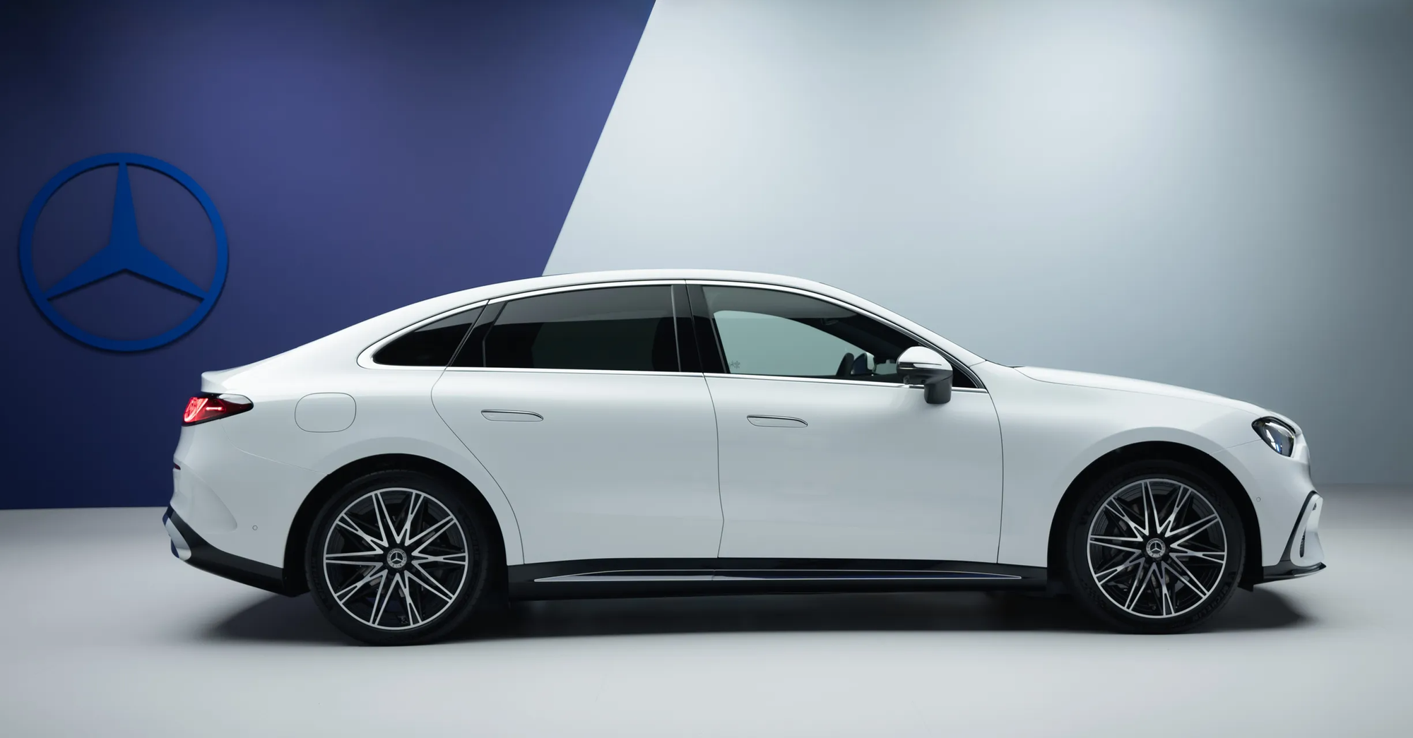 Mercedes-Benz tiếp tục tung một mẫu xe điện mới ra thị trường: Tăng tốc lên 100km trong 3,9s, 1 lần sạc đầy đi được từ Hà Nội vào đến Đà Nẵng  - Ảnh 6.