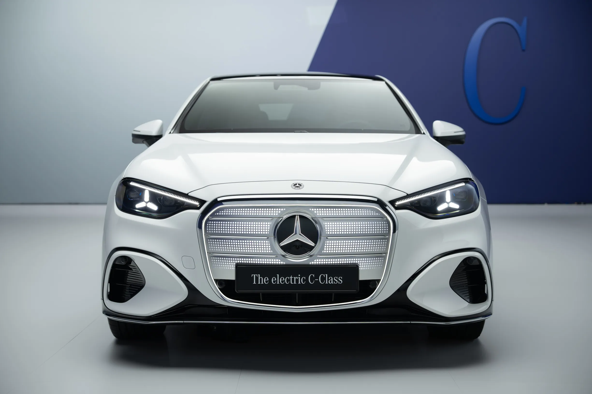Mercedes-Benz tiếp tục tung một mẫu xe điện mới ra thị trường: Tăng tốc lên 100km trong 3,9s, 1 lần sạc đầy đi được từ Hà Nội vào đến Đà Nẵng  - Ảnh 2.