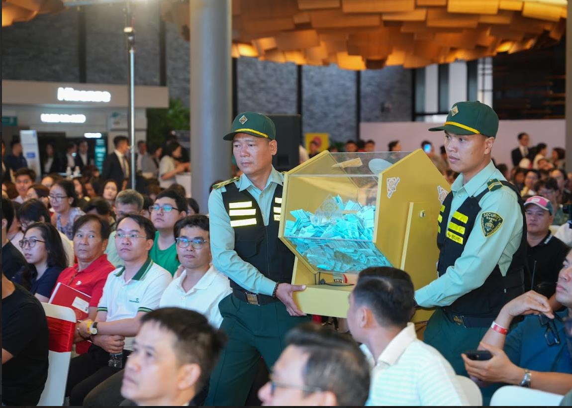 Cầu vượt cung, 900 khách hàng rút thăm mua căn hộ Phú Mỹ Hưng Harmonie đợt 2 - Ảnh 1.