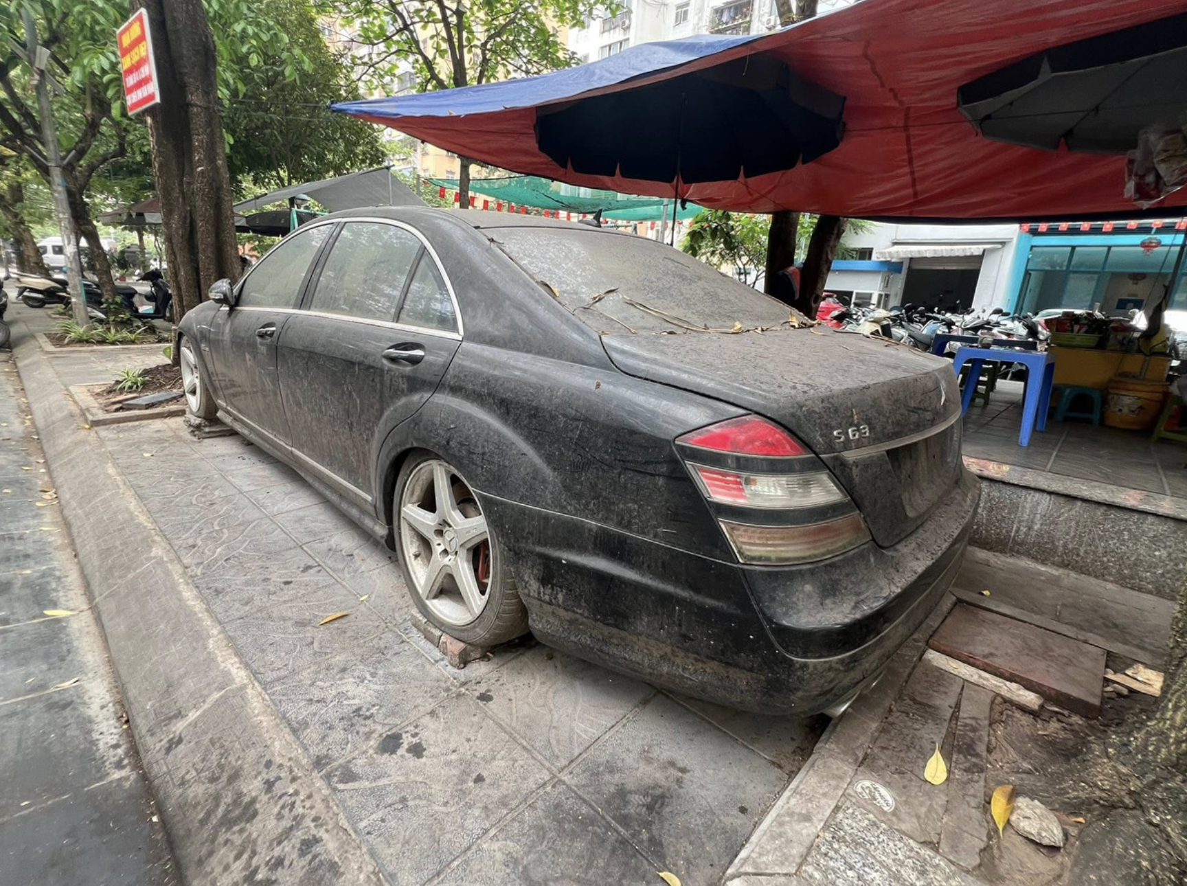 Xe sang Mercedes bị “bỏ quên” 10 năm trên vỉa hè Hà Nội: Công an thông tin bất ngờ - Ảnh 1.