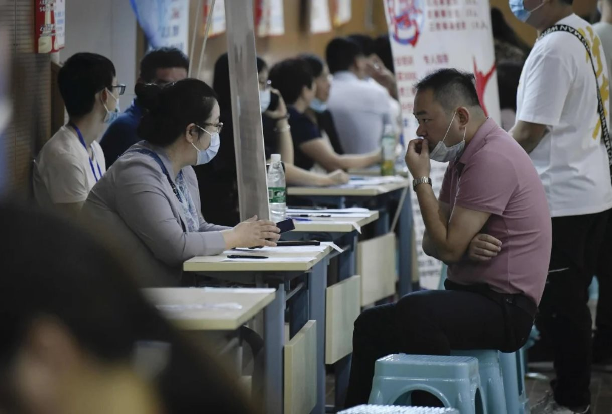 Bị cắt 40% lương vì "AI làm hộ hết rồi": Câu chuyện cay đắng của giới văn phòng và lập trình thời nay- Ảnh 2.