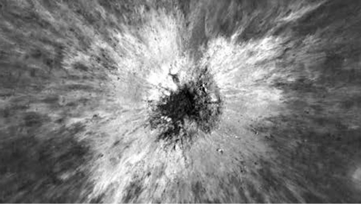 Một "lỗ thủng" khổng lồ vừa xuất hiện trên Mặt Trăng - Ảnh 1.