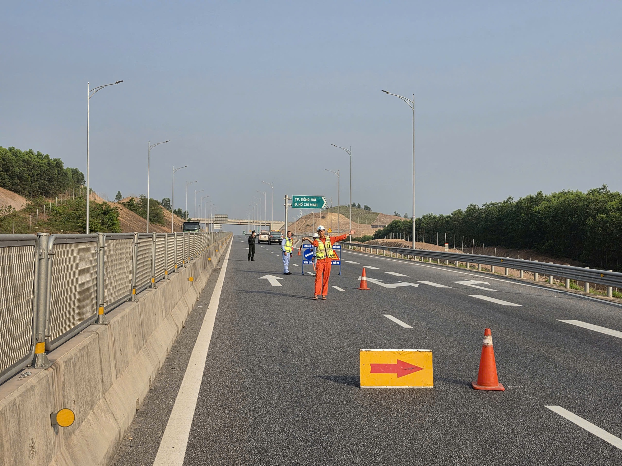Đóng từng đoạn cao tốc Vũng Áng - Cam Lộ để lắp giá long môn từ 22 đến 26-4 - Ảnh 5.