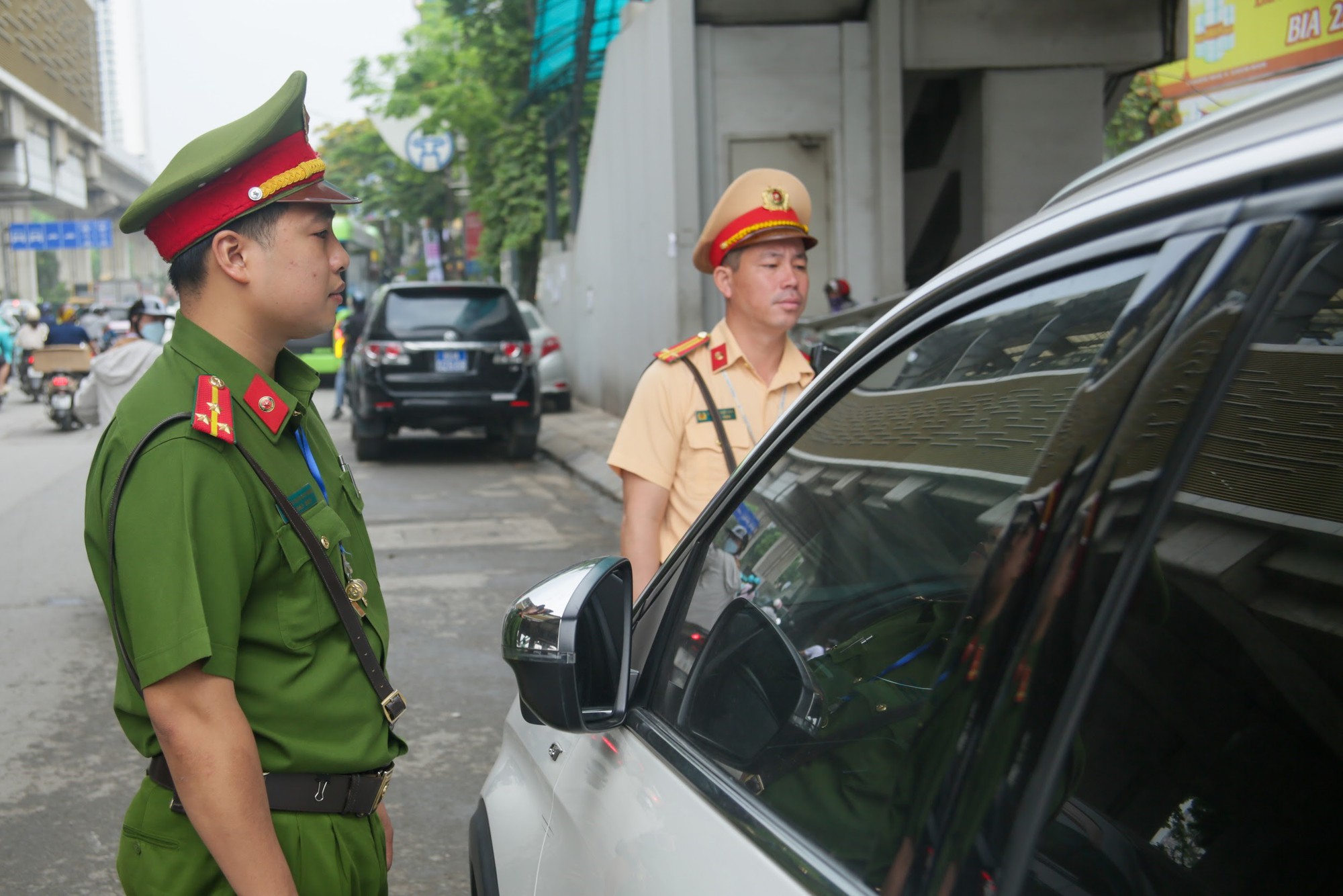 CSGT Hà Nội sử dụng thiết bị đặc biệt để xử lý 1 lỗi vi phạm giao thông phổ biến, các tài xế chú ý - Ảnh 2.