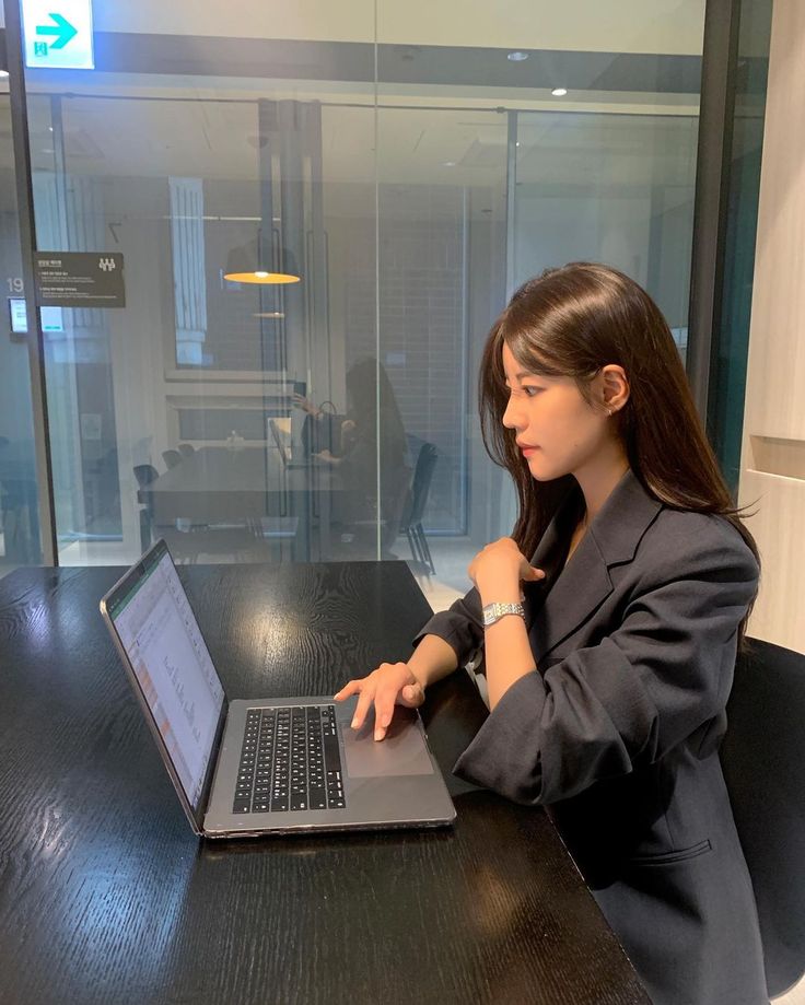 Từ điển công sở 2026: 8 khái niệm mới ra đời chỉ để miêu tả SỰ BẾ TẮC của dân văn phòng- Ảnh 1.