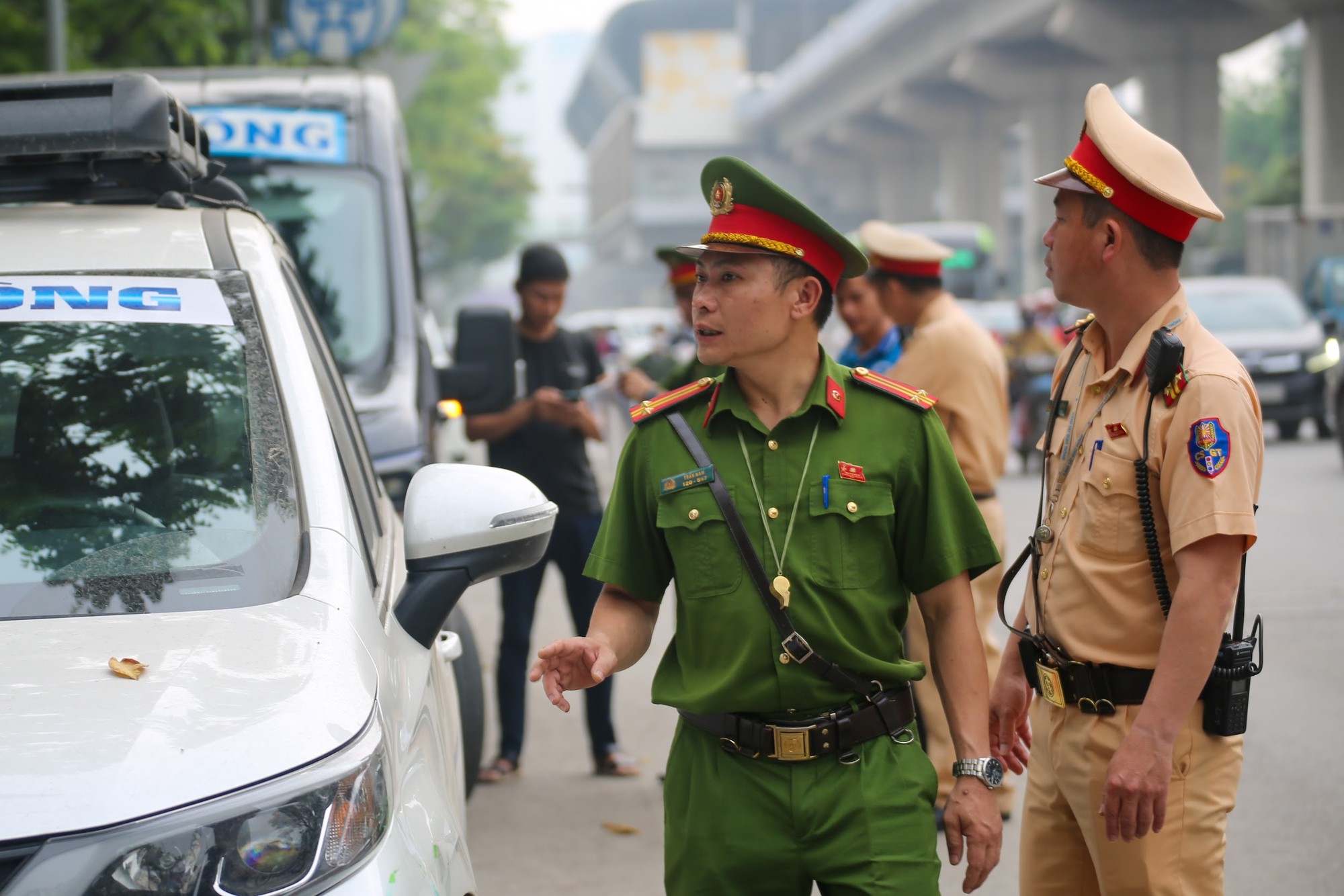 CSGT Hà Nội sử dụng thiết bị đặc biệt để xử lý 1 lỗi vi phạm giao thông phổ biến, các tài xế chú ý - Ảnh 1.