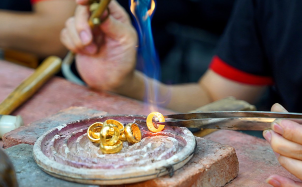 Băn khoăn với đề xuất vay vàng trong dân - Ảnh 1.