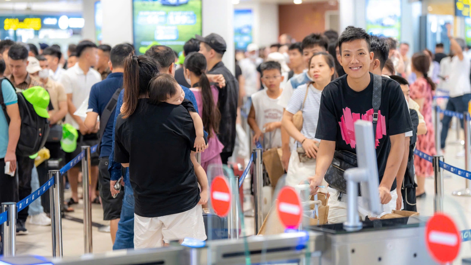 Giá vé máy bay tăng cao, khách bay dịp 30-4 vẫn tăng tới 15% - Ảnh 1.