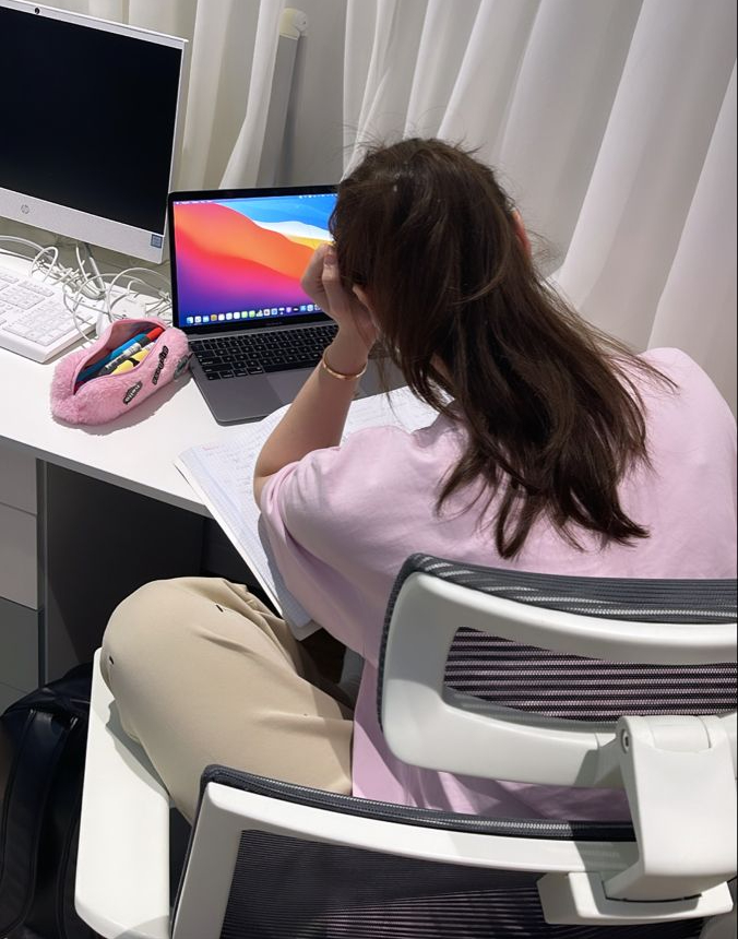 Từ điển công sở 2026: 8 khái niệm mới ra đời chỉ để miêu tả SỰ BẾ TẮC của dân văn phòng- Ảnh 2.