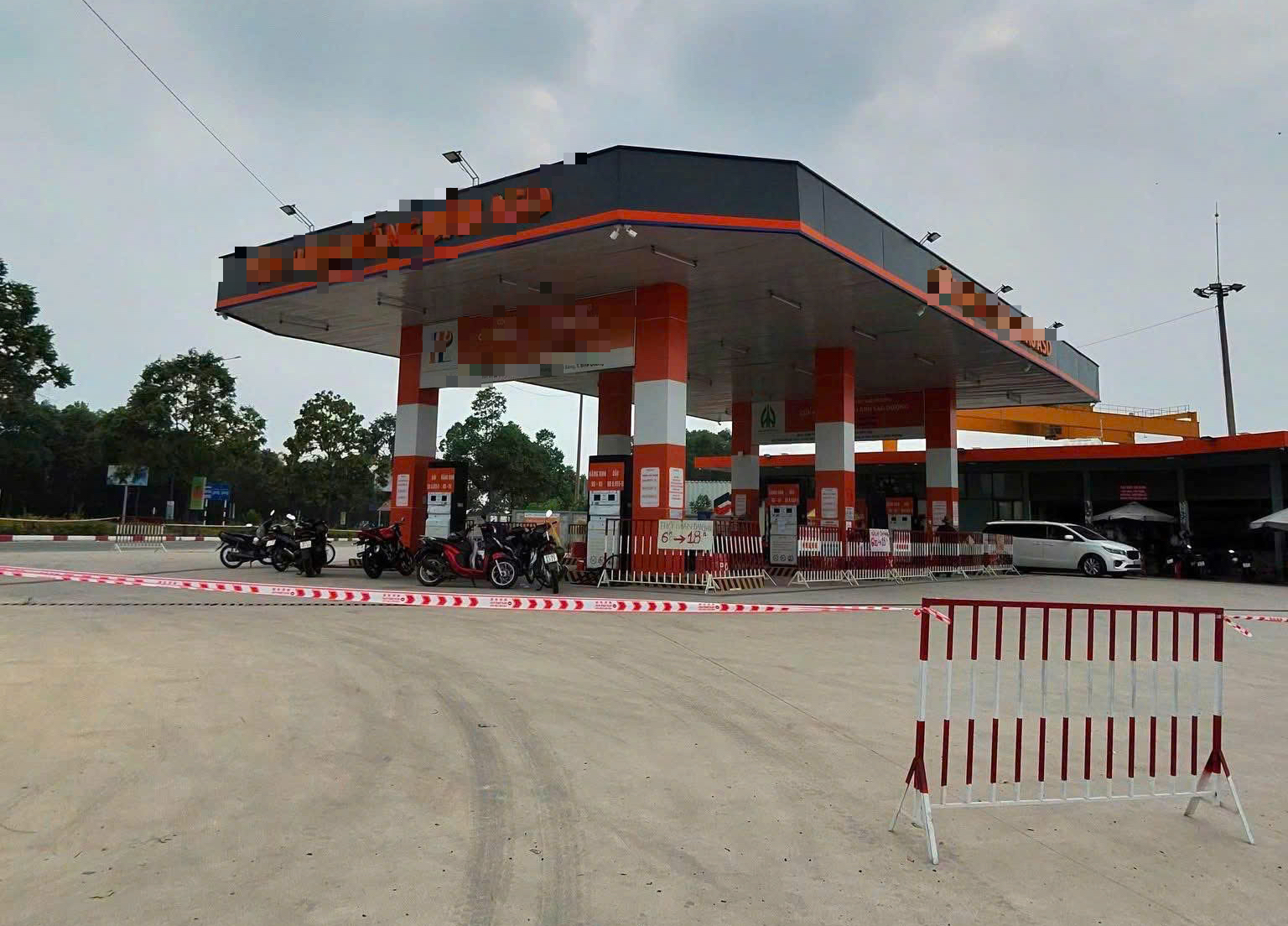 Điều tra vụ bé gái 2 tuổi bị ôtô cán tử vong tại cây xăng TPHCM - Ảnh 2.