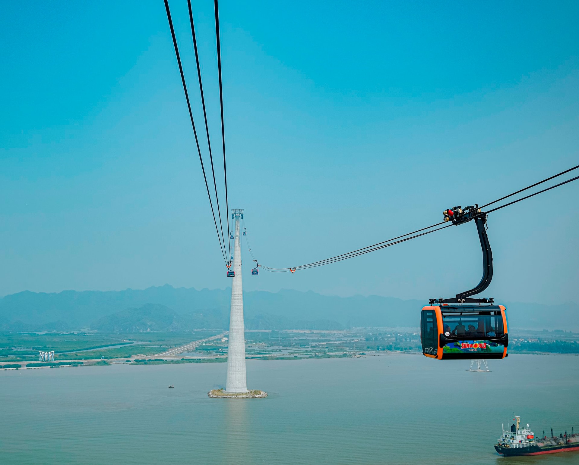 Việt Nam sở hữu một công trình giữa biển lập kỷ lục thế giới, trụ cao ngang tòa nhà 48 tầng, được Guinness xác nhận ngay ngày khai trương- Ảnh 4.