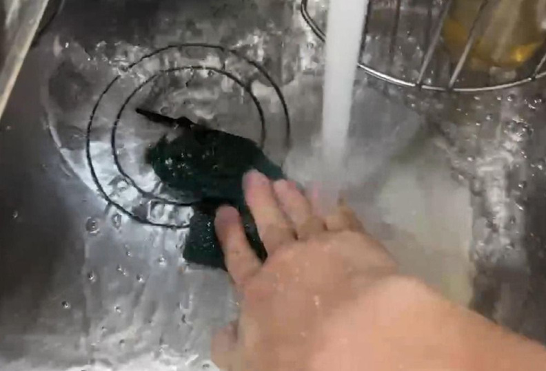 5 dụng cụ nhà bếp nhà nào cũng có, dùng sai cách còn độc hơn thuốc sâu - Ảnh 2.