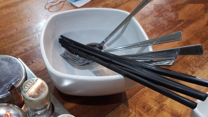 5 dụng cụ nhà bếp nhà nào cũng có, dùng sai cách còn độc hơn thuốc sâu - Ảnh 1.