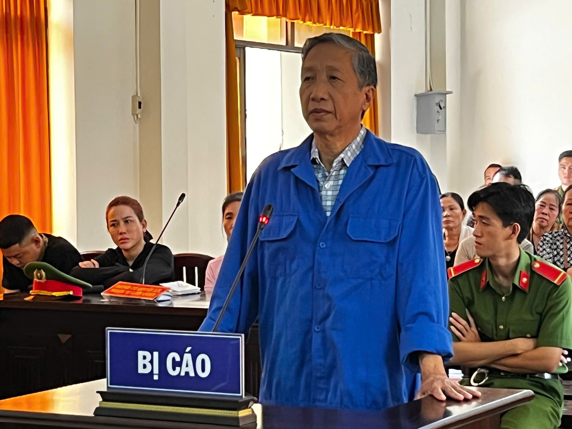 Cựu Trưởng Công an Phú Quốc phủ nhận cùng “em gái nuôi” lừa đảo hơn 67,7 tỉ đồng - Ảnh 1.