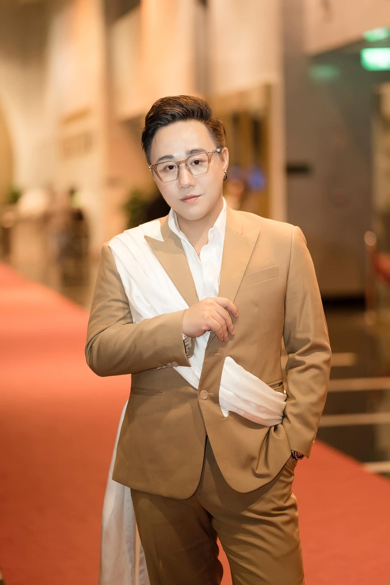 Video: Trung Quân Idol đến thẩm mỹ viện để xin lỗi, mong "có cơ hội được gặp trực tiếp bác sĩ Trường" - Ảnh 3.