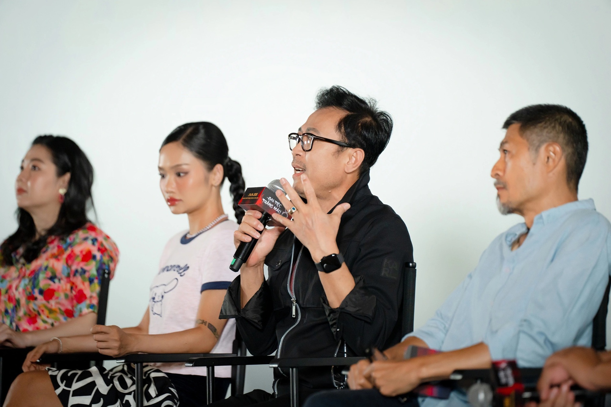 Nam nghệ sĩ là ông chủ từ Mỹ về nước: "Tôi bầm tím khắp người"- Ảnh 1.