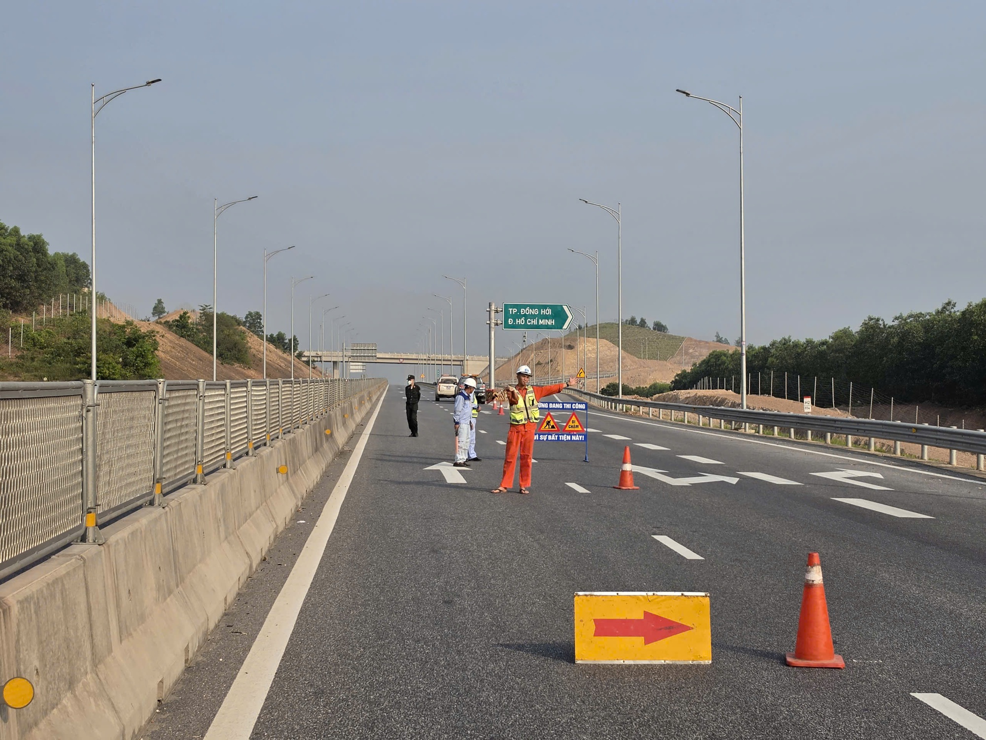 Đóng từng đoạn cao tốc Vũng Áng - Cam Lộ để lắp giá long môn từ 22 đến 26-4 - Ảnh 4.