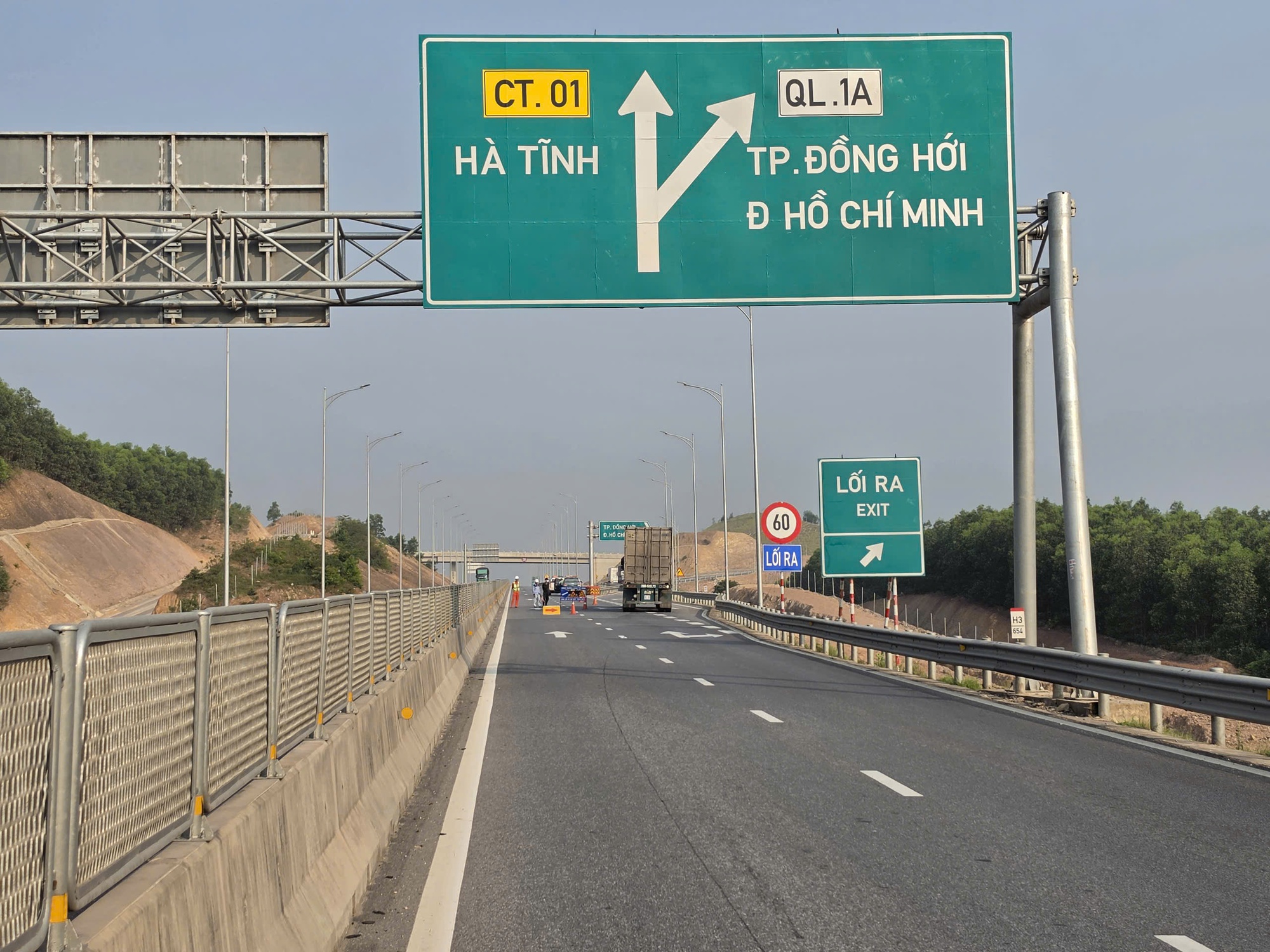 Đóng từng đoạn cao tốc Vũng Áng - Cam Lộ để lắp giá long môn từ 22 đến 26-4 - Ảnh 2.