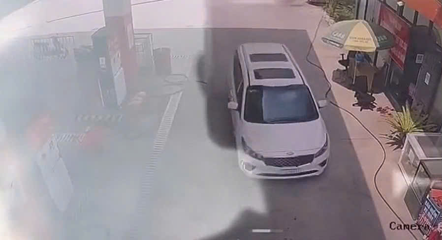 Điều tra vụ bé gái 2 tuổi bị ôtô cán tử vong tại cây xăng TPHCM - Ảnh 1.