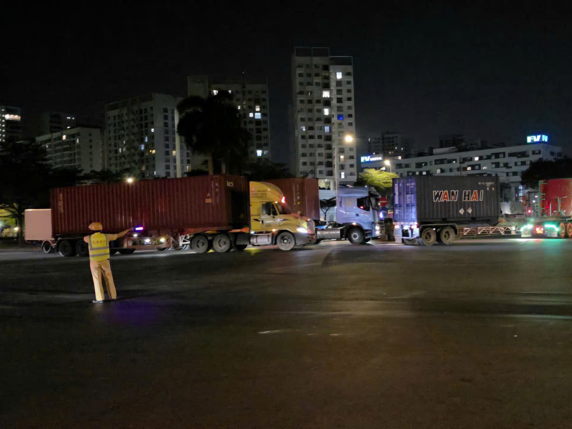 CSGT TPHCM khuyến cáo sau vụ tai nạn liên hoàn ở dốc cầu Phú Mỹ - Ảnh 1.