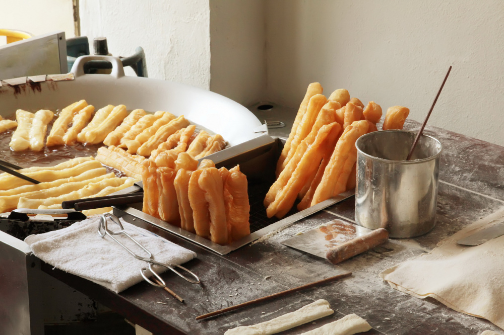 Bác sĩ Nhi khoa cảnh báo: Khẩn trương loại bỏ ngay 3 loại "bữa sáng độc hại" đang âm thầm "đánh cắp" chiều cao của trẻ - Ảnh 1.