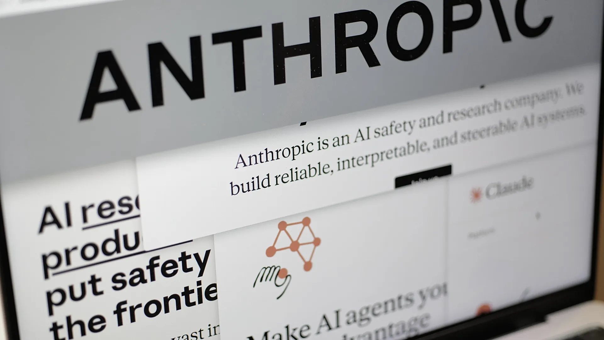 Thất bại ê chề của Anthropic: Siêu AI "nguy hiểm nhất hành tinh" bị bẻ khóa, gục ngã đau đớn dưới tay 1 nhóm Discord vô danh- Ảnh 1.