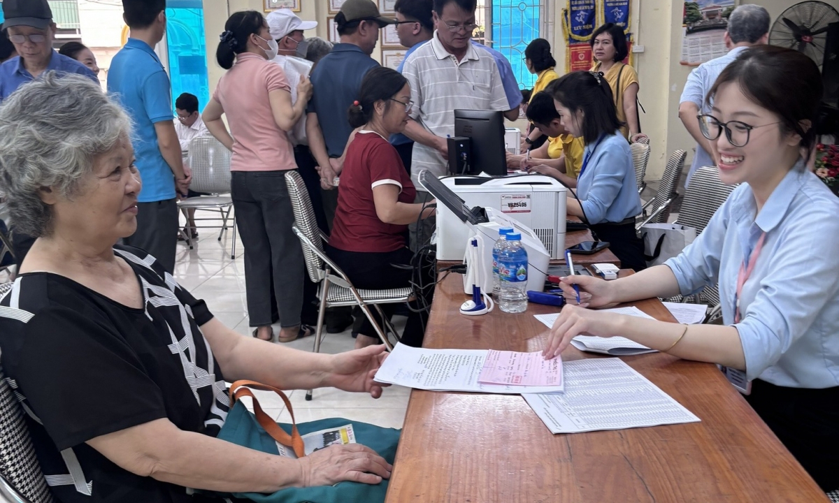 Hỗ trợ người dân làm thủ tục ủy quyền nhận lương hưu, tránh gián đoạn chi trả - Ảnh 1.