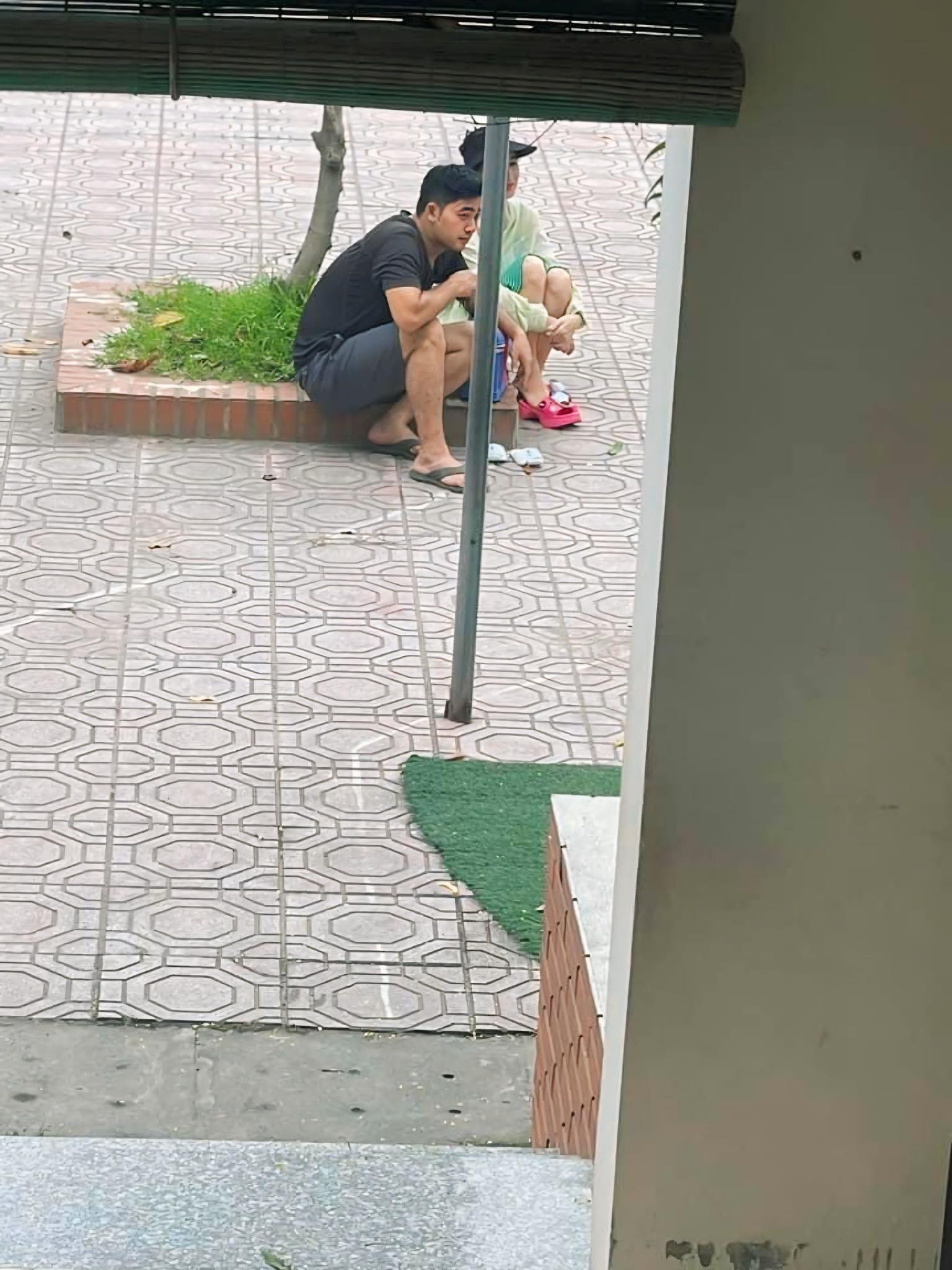 Cô giáo mầm non ở Hà Nội chụp lén "2 đối tượng", ai dè là nhân vật đình đám, biết danh tính mà ngã ngửa!- Ảnh 1.